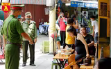 Công an Hà Nội tuần tra, lập biên bản xử phạt người không đeo khẩu trang